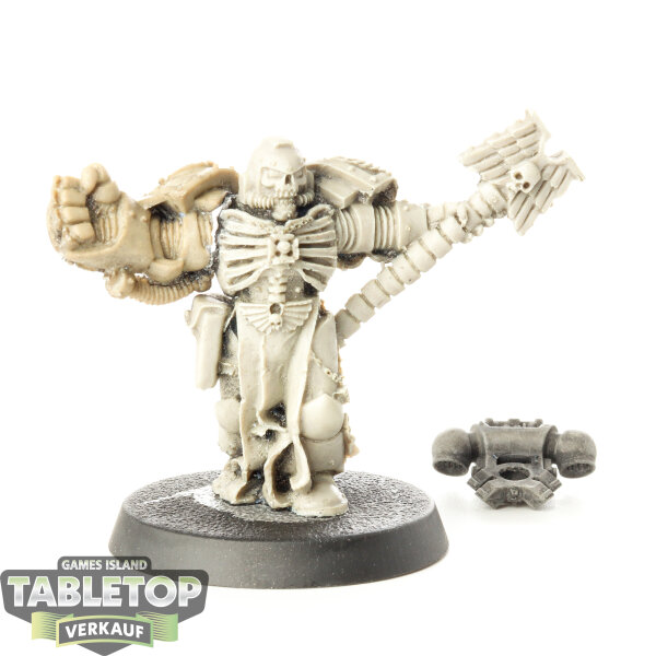 Space Marines - Space Marine Chaplain with Crozius & Power Fist - unbemalt