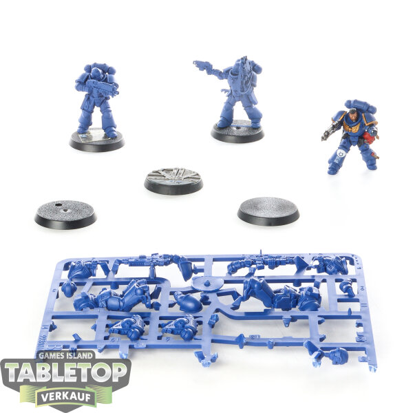 Ultramarines - 5 Intercessors - teilweise gebaut