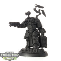 Space Marines - Apothecary Biologis - grundiert