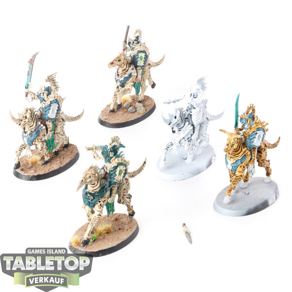 Ossiarch Bonereapers - 5x Kavalos Deathriders - teilweise bemalt