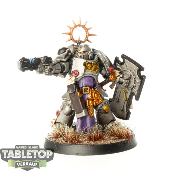 Space Marines - Lieutenant with Storm Shield - bemalt