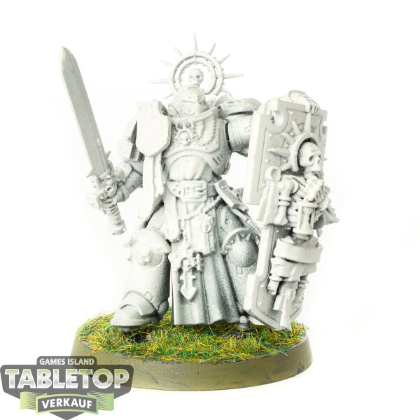 Space Marines - Captain with Relic Shield - grundiert