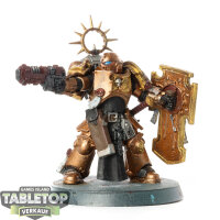 Space Marines - Lieutenant with Storm Shield - bemalt