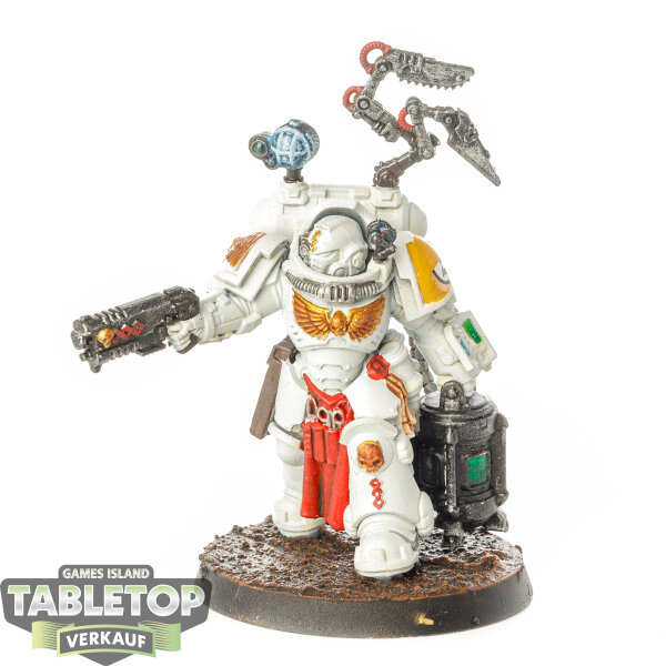Imperial Fists - Apothecary Biologis - teilweise bemalt