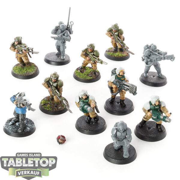 Astra Militarum - 11 x Cadian Shock Troops klassisch - teilweise bemalt