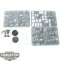 Tau Empire - 3 XV8 Crisis Battlesuit Team - teilweise gebaut
