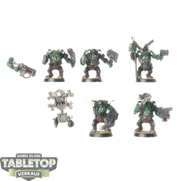 Orks - 5x Ork Nobz klassisch with Waaagh! Banner - teilweise bemalt