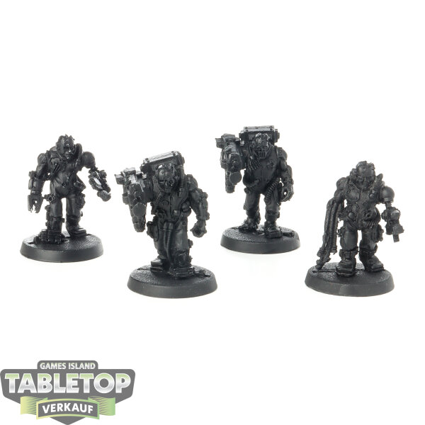 Space Marines - 4x Servitors - grundiert