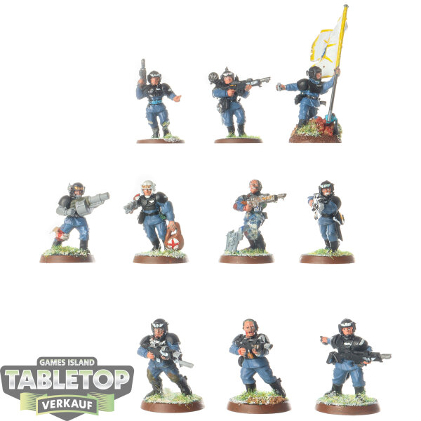 Astra Militarum - 10 Cadian Shock Troops classic - teilweise bemalt
