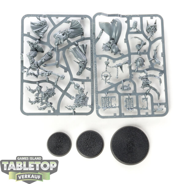 Chaos Space Marines - 5 Dark Apostle - im Gussrahmen