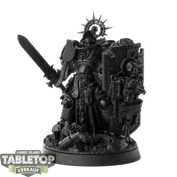 Space Marines - Captain with Relic Shield - grundiert