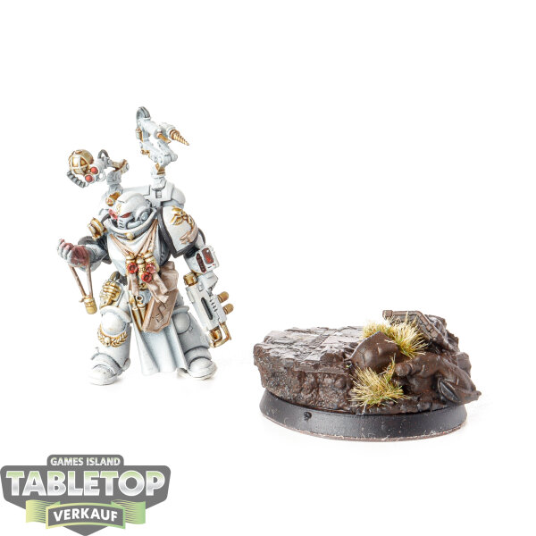 Space Marines - Apothecary - bemalt