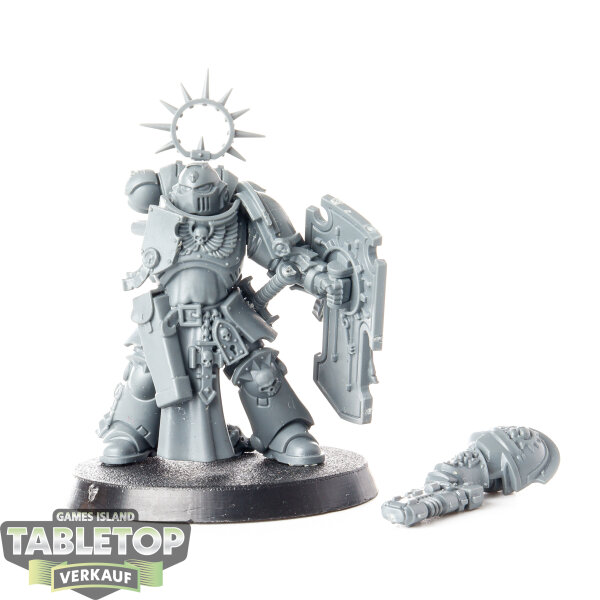 Space Marines - Lieutenant with Storm Shield - unbemalt