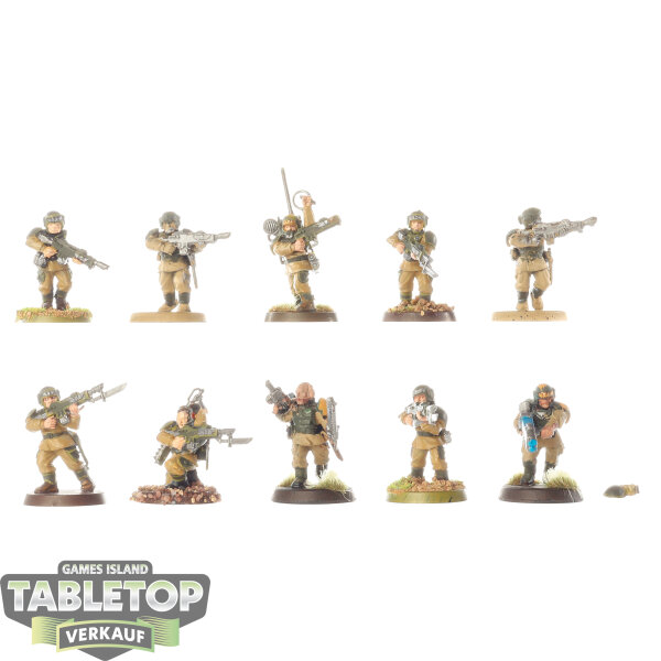 Astra Militarum - 10 x Cadian Shock Troops klassisch - bemalt