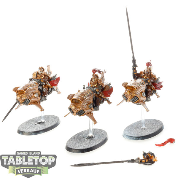 Adeptus Custodes - Shield-Captain on Dawneagle Jetbike - bemalt