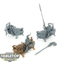 Adeptus Custodes - 3x Vertus Praetors - teilweise bemalt