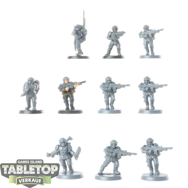 Astra Militarum - 10 Cadian Shock Troops classic - teilweise bemalt