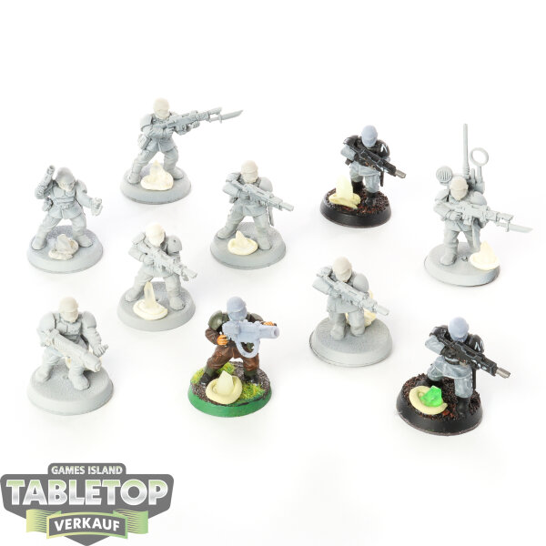 Astra Militarum - 10 Cadian Shock Troops classic - teilweise bemalt