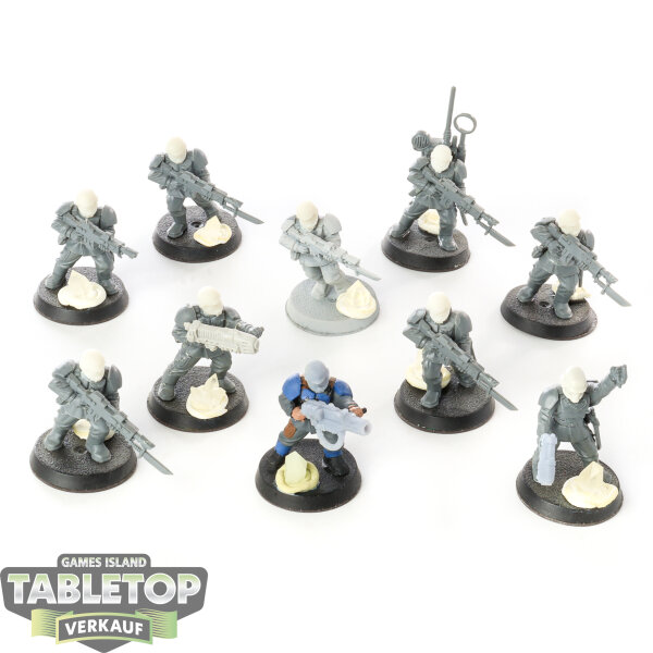 Astra Militarum - 10 Cadian Shock Troops classic - teilweise bemalt
