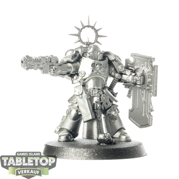Space Marines - Lieutenant with Storm Shield - grundiert