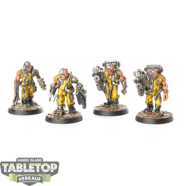 Space Marines - 4 Servitors - bemalt