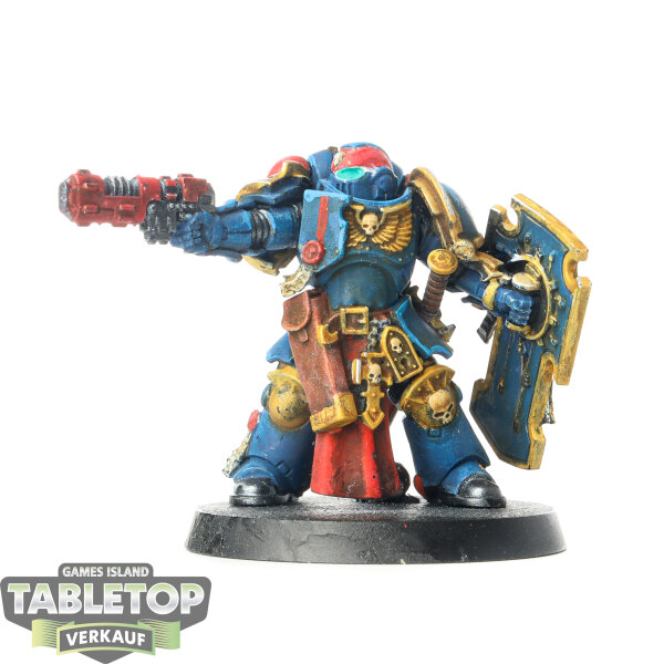 Space Marines - Lieutenant with Storm Shield - bemalt