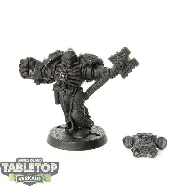 Space Marines - Space Marine Chaplain with Crozius & Power Fist - grundiert