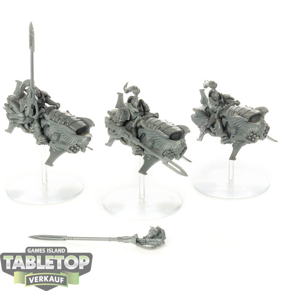 Adeptus Custodes - 3x Vertus Praetors - teilweise bemalt