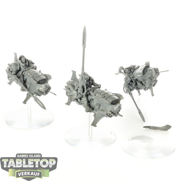 Adeptus Custodes - 3x Shield-Captain on Dawneagle Jetbike - teilweise bemalt