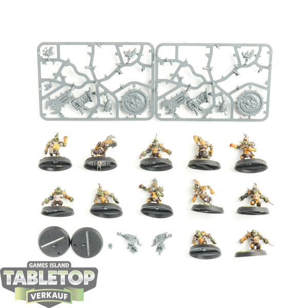 Blood Bowl - 12 Goblin Team: Scarcrag Snivellers - bemalt