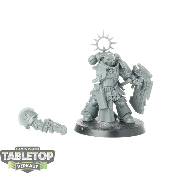 Ultramarines - Lieutenant with Storm Shield - unbemalt