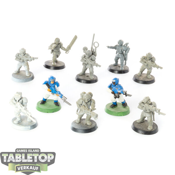 Astra Militarum - 10 Cadian Shock Troops (klassisch/classic) - teilweise bemalt