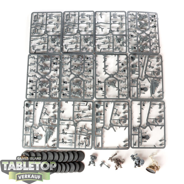 Orc & Goblin Tribes - 20x Black Orc Mob - teilweise gebaut
