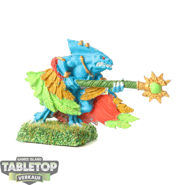 Lizardmen - Skink Priest with Feathered Cloak - teilweise bemalt