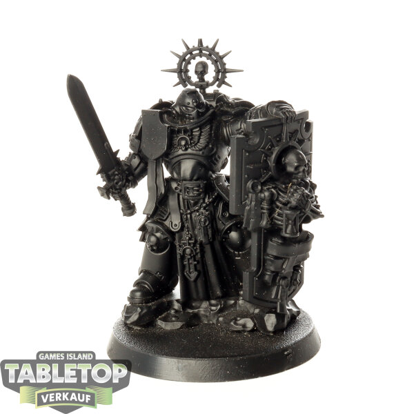Space Marines - Captain with Relic Shield - grundiert