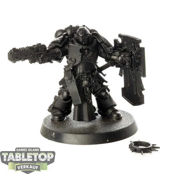 Space Marines - Lieutenant with Storm Shield - grundiert