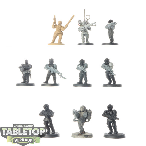 Astra Militarum - 10 Cadian Shock Troops classic - teilweise bemalt