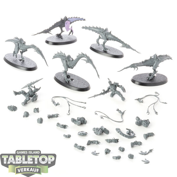 Hedonites of Slaanesh - 5 Hellstriders - teilweise gebaut