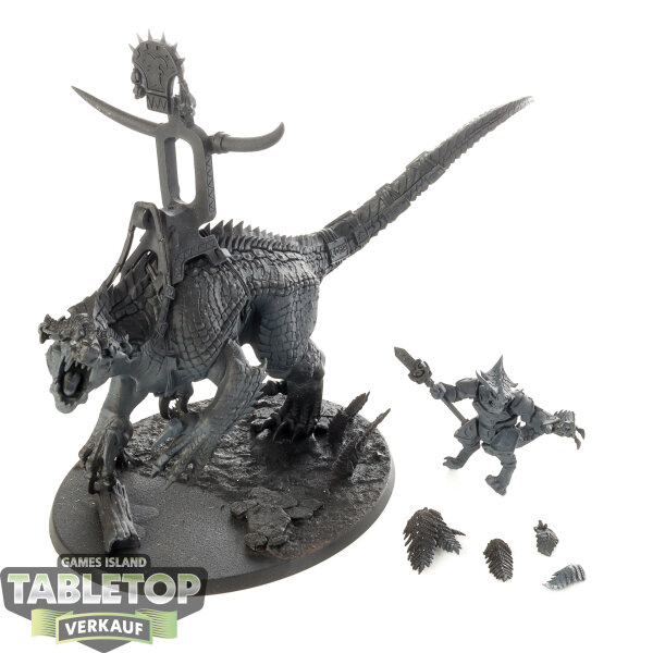 Seraphon - Saurus Oldblood on Carnosaur - grundiert