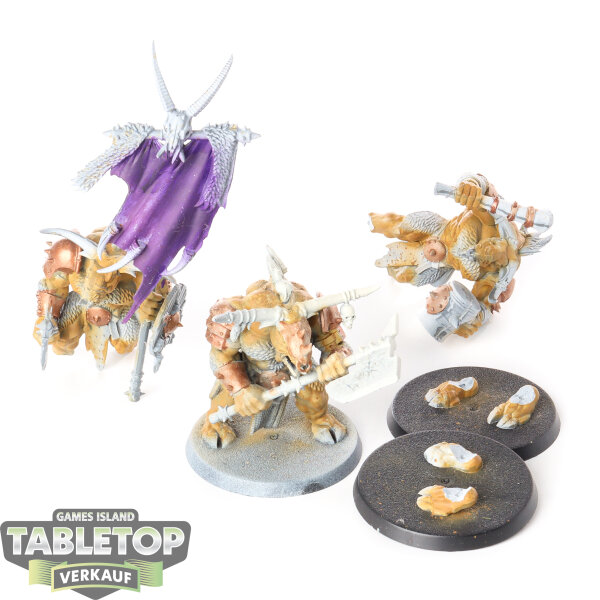 Beasts of Chaos - 3x Bullgors - teilweise bemalt