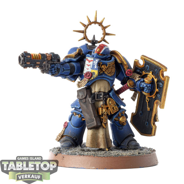 Space Marines - Lieutenant with Storm Shield - bemalt