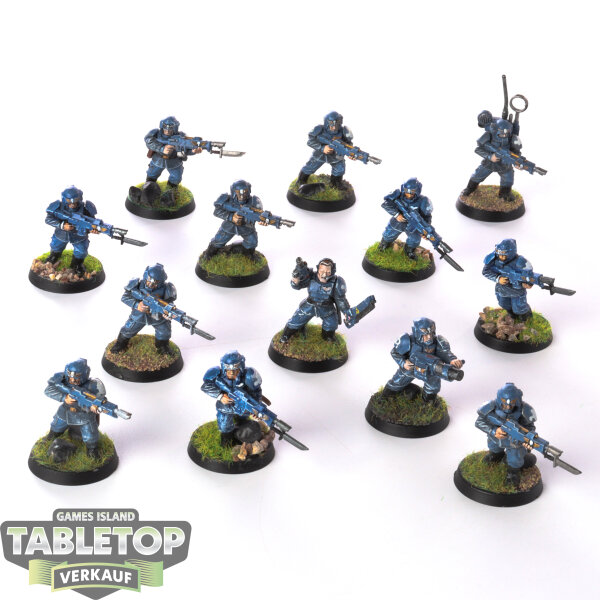 Astra Militarum - 13 Cadian Shock Troops klassisch - bemalt