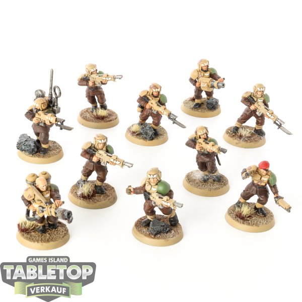 Astra Militarum - 10 x Cadian Shock Troops klassisch - bemalt