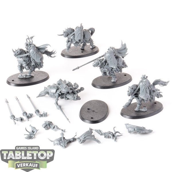 Slaves to Darkness - 5 x Chaos Knights - teilweise gebaut