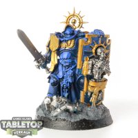 Space Marines - Captain with Relic Shield - teilweise bemalt