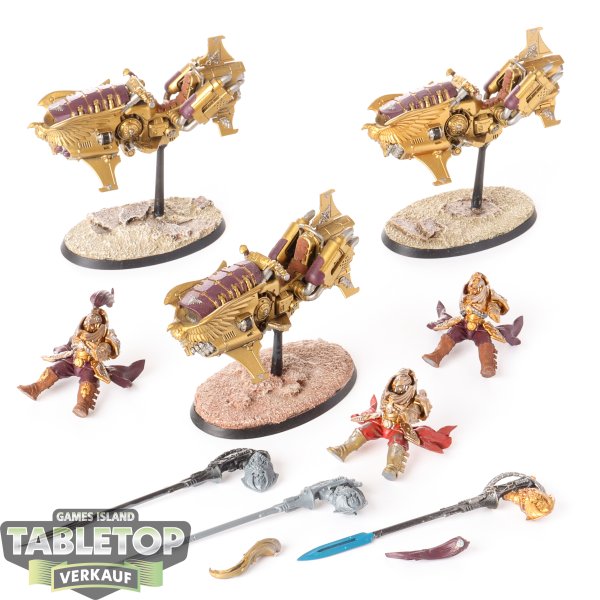 Adeptus Custodes - 3 x Vertus Praetors - teilweise bemalt