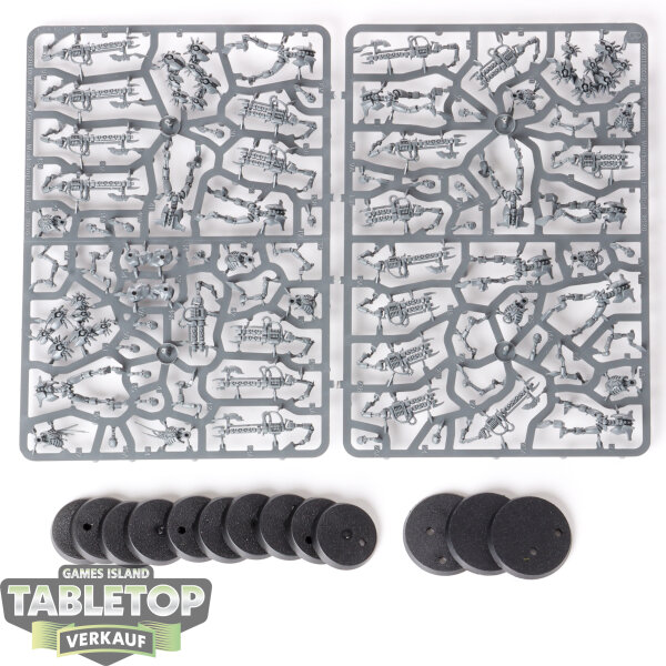 Necrons - 10 Necron Warriors & 3 Scarabs - im Gussrahmen