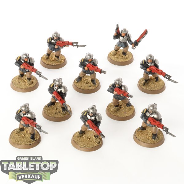 Astra Militarum - 10x Cadian Shock Troops - klassisch - bemalt