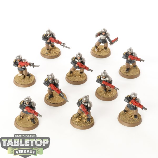 Astra Militarum - 10x Cadian Shock Troops - klassisch - bemalt