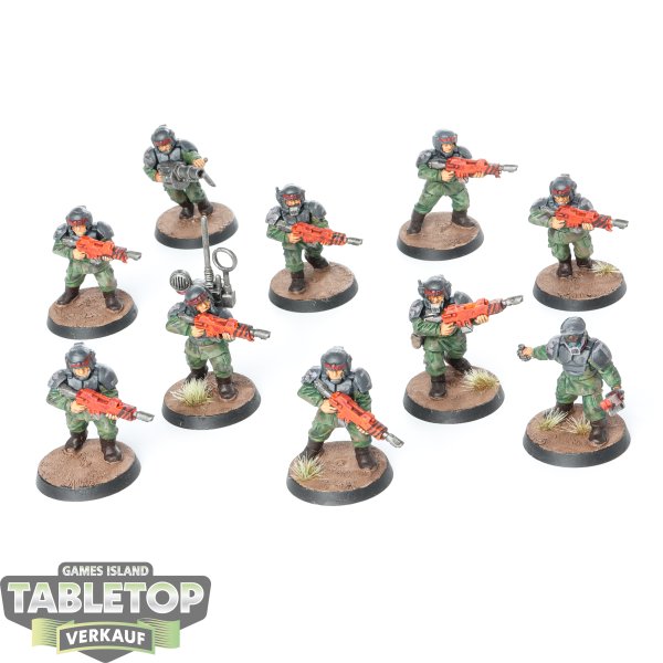 Astra Militarum - 10 x Cadian Shock Troops klassisch - bemalt